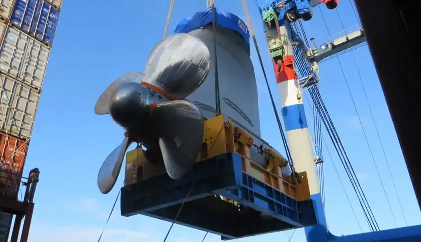 loading-large-cago-onto-breakbulk-vessel